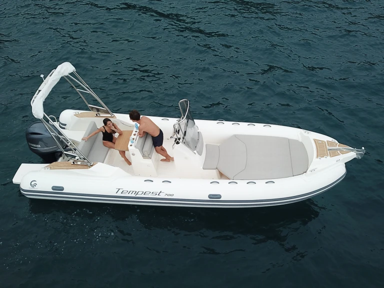 Pronájem lodi Le Lavandou lákavé ceny Tempest 700 Open
