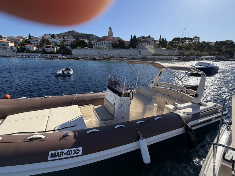 Polotuhá loď k pronájmu v Hvar  za nejlepší cenu