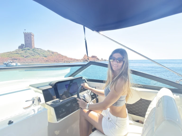 Sea Ray  250 sdx jednotlivci a charterové společnosti v Port Fréjus