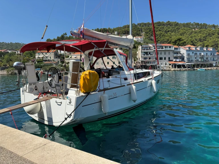 Bénéteau Oceanis 35 jednotlivci a charterové společnosti v Split