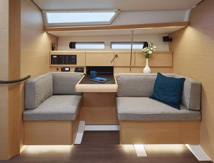 Jeanneau Sun Odyssey 449 jednotlivci a charterové společnosti v La Paz
