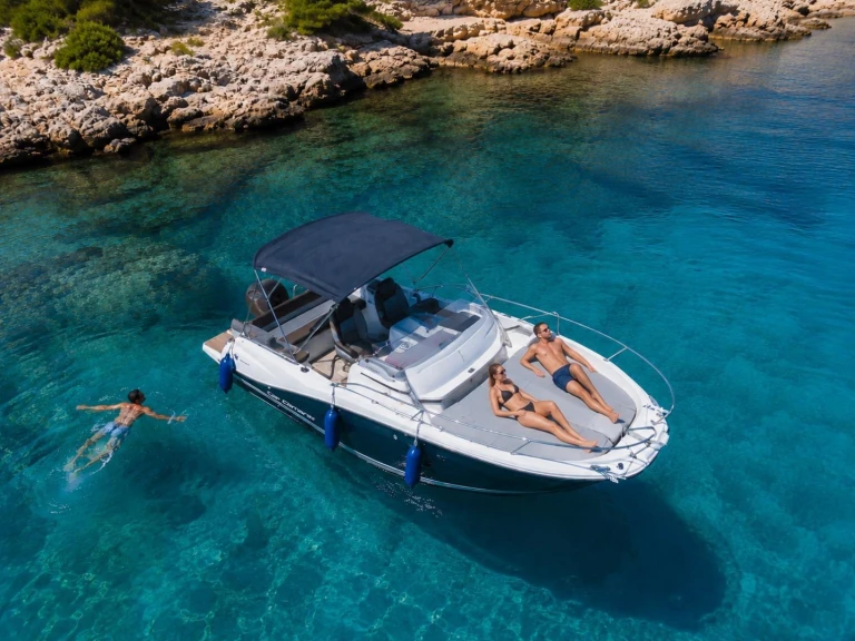 Pronajmout si Jeanneau Cap Camarat 6.5 WA Serie 3 v Saint-Laurent-du-Var