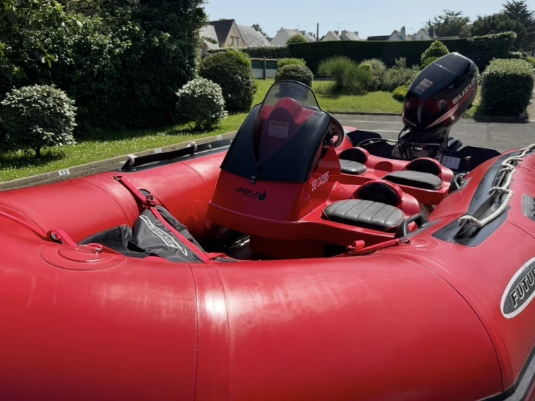 Pronájem Polotuhá loď Zodiac s licencí