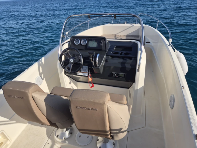 Quicksilver Activ 605 Open jednotlivci a charterové společnosti v Split