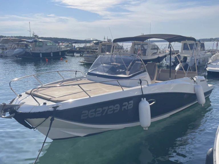 Quicksilver Activ 675 Sundeck jednotlivci a charterové společnosti v Rab