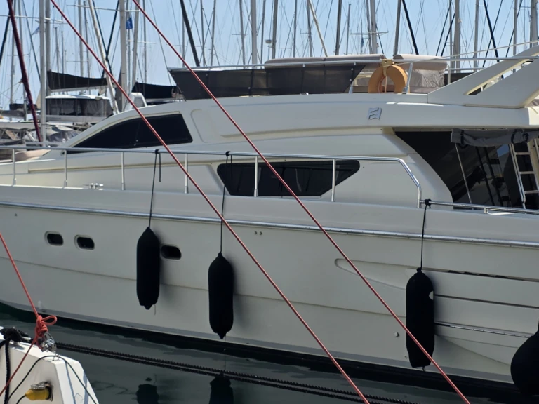 Pronajmout Jachta se skipperem či ne Ferretti v Port Lindos