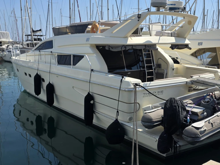 Pronájem Jachta Ferretti s licencí