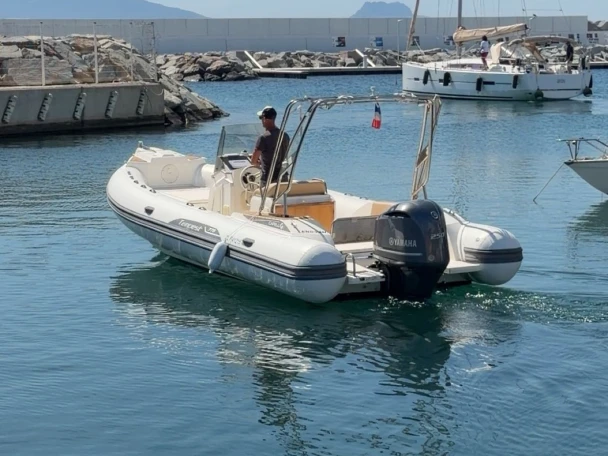 Polotuhá loď k pronájmu v Port Fréjus za nejlepší cenu