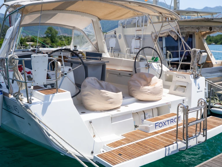 Pronajmout si Bénéteau Oceanis 45 v Mrčevac