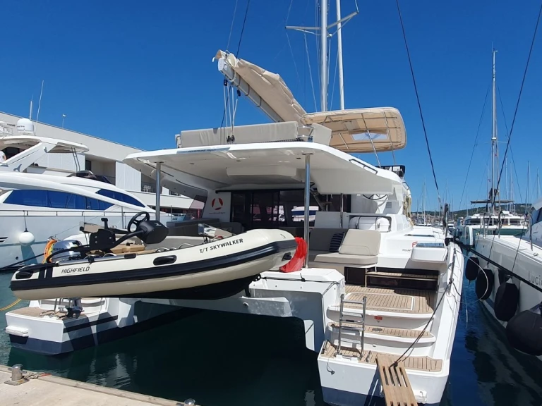 Pronajmout si Fountaine Pajot Fountaine Pajot FP 44 Quatuor - 4 + 2 cab. v Donji Seget
