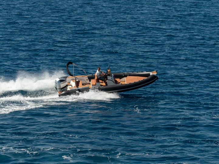 Polotuhá loď k pronájmu v Trogir za nejlepší cenu