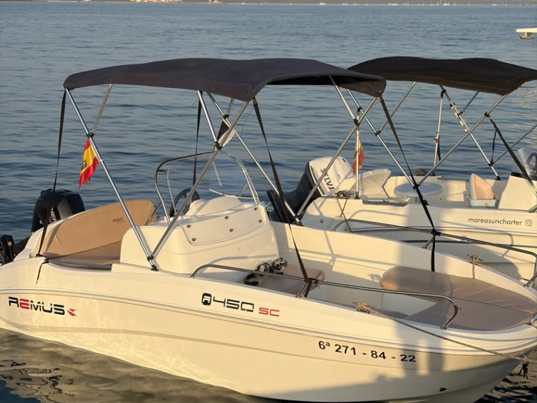 Pronajmout si Remus Remus 450 open v s'Estanyol de Migjorn