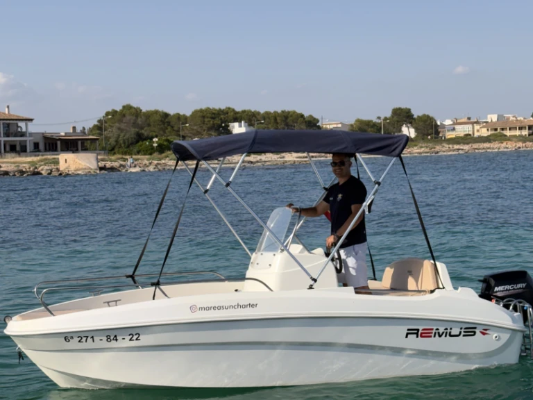 Pronájem lodi s'Estanyol de Migjorn lákavé ceny Remus 450 open