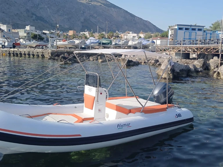 Bwa Bwa 4.80 jednotlivci a charterové společnosti v Isola delle Femmine