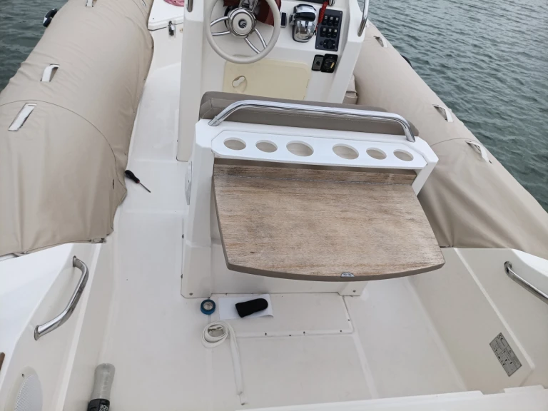 Polotuhá loď k pronájmu v Marina Formentera za nejlepší cenu