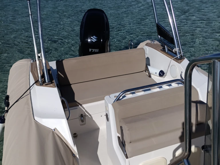 Capelli Tempest 700 jednotlivci a charterové společnosti v Marina Formentera