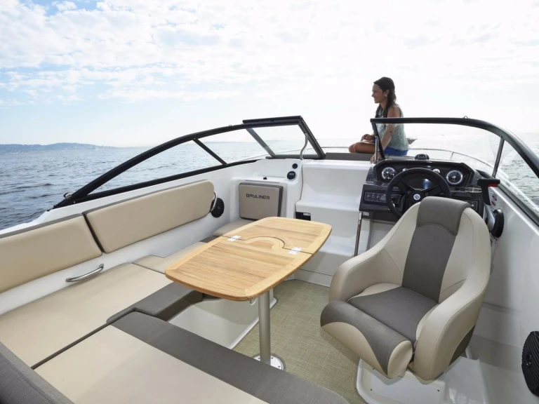 Pronajmout si Bayliner VR6 v Marseille