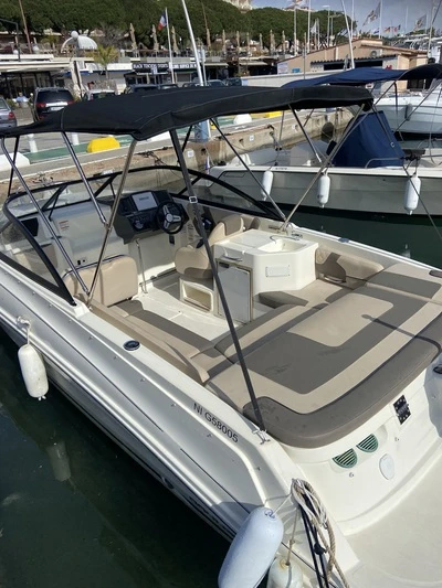 Pronajmout si Bayliner VR6 v Marseille