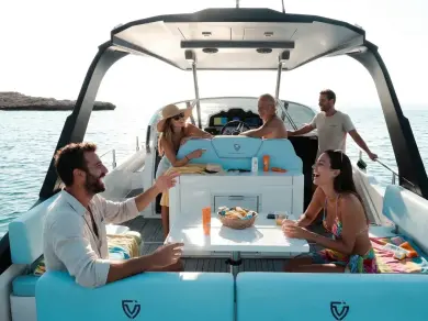 FIM 340 jednotlivci a charterové společnosti v Ibiza Town