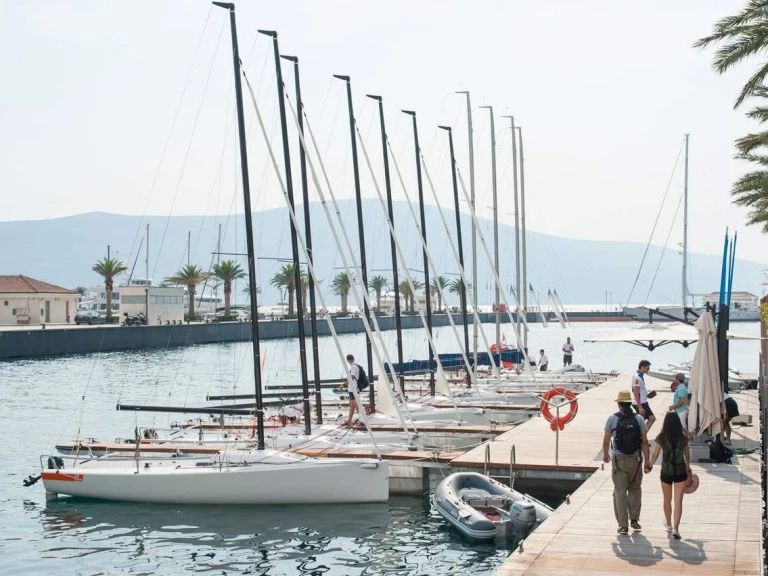 Pronajmout Plachetnice se skipperem či ne JBoats v Tivat