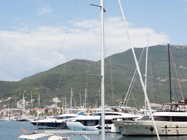 Pronájem lodi Tivat lákavé ceny Sun Odyssey 40.3