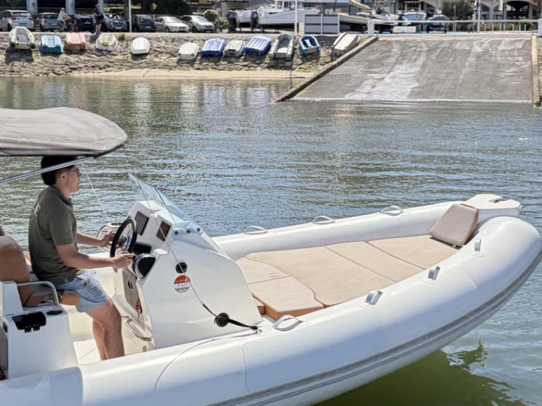 Pronajmout Polotuhá loď se skipperem či ne Zodiac v Arcachon