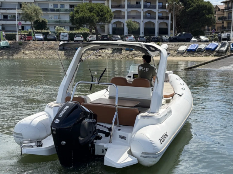 Pronájem Polotuhá loď Zodiac s licencí