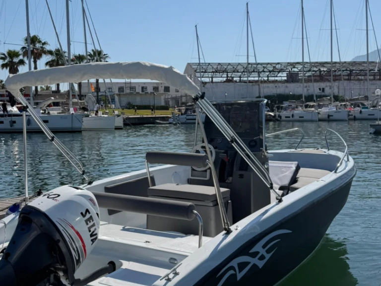 Motorová loď k pronájmu v Castellammare di Stabia za nejlepší cenu