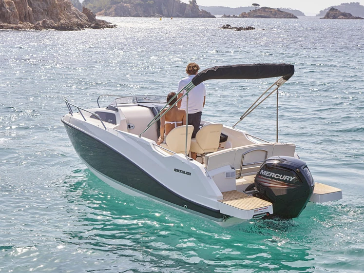 Pronajmout si Quicksilver Activ 555 Cabin v Vieux Port de Cannes