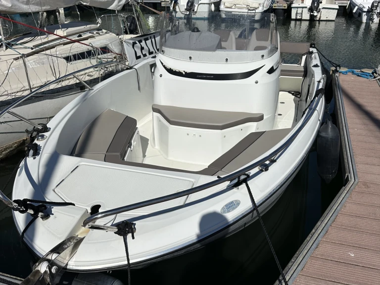 Motorová loď k pronájmu v Le Havre za nejlepší cenu
