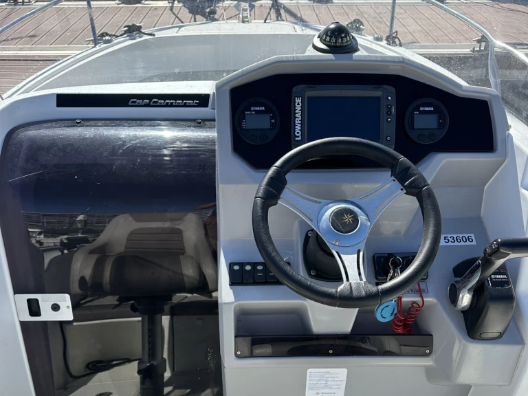 Pronajmout Motorová loď se skipperem či ne Jeanneau v Le Havre