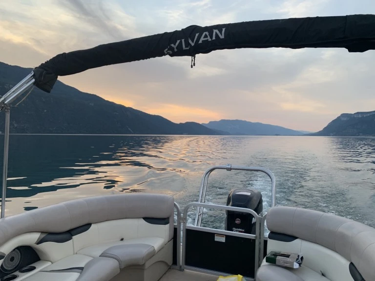 Smoker Craft Inc Sylvan Mirage Cruise jednotlivci a charterové společnosti v Aix-les-Bains