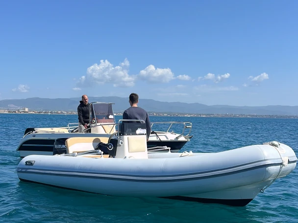 Polotuhá loď k pronájmu v Cagliari za nejlepší cenu