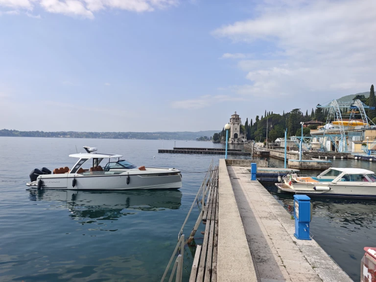 Pronajmout Motorová loď se skipperem či ne Saxdor v Sirmione