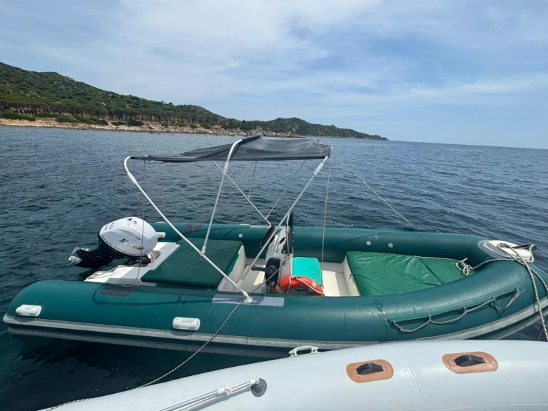 Pronajmout Polotuhá loď se skipperem či ne AT v Costa Rei