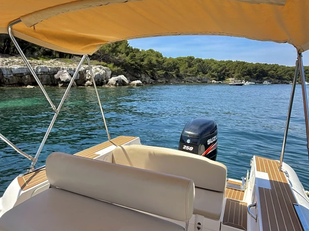 Pronajmout Polotuhá loď se skipperem či ne Capelli v Cannes