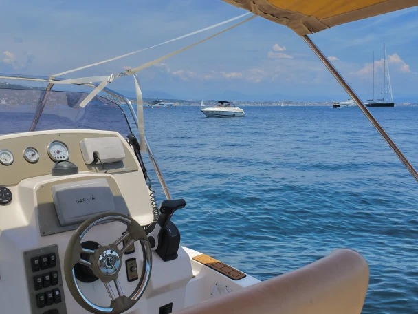 Polotuhá loď k pronájmu v Cannes za nejlepší cenu