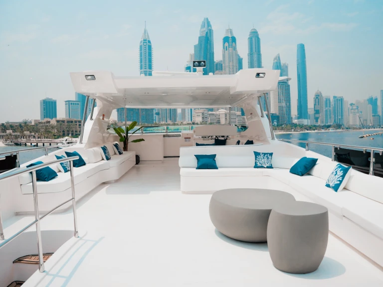 Pronajmout si  Luxury Motor Yacht X35 v Dubai Marina