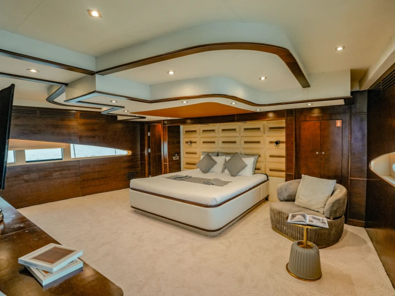 Pronajmout si  Luxury Motor Yacht S v Dubai Marina