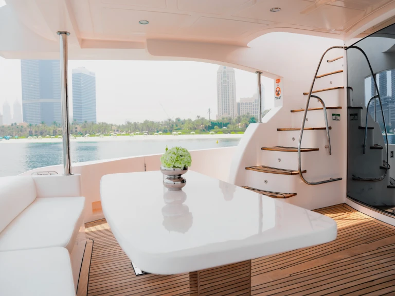 Pronájem lodi Dubai Marina lákavé ceny Luxury Motor Yacht X35