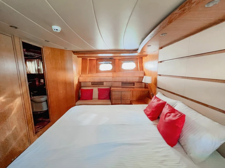 Pronájem lodi Dubai Marina lákavé ceny Luxury Motor Yacht X16