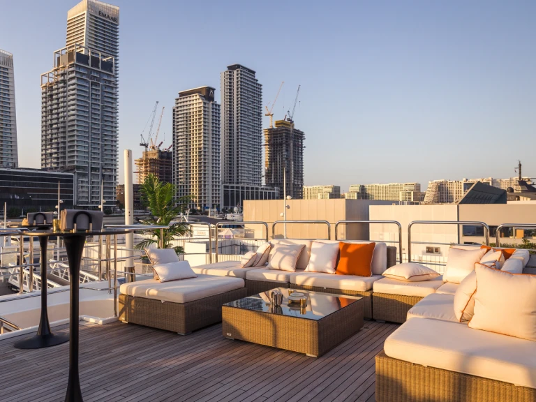 Pronajmout si  Luxury Motor Yacht B v Dubai Marina
