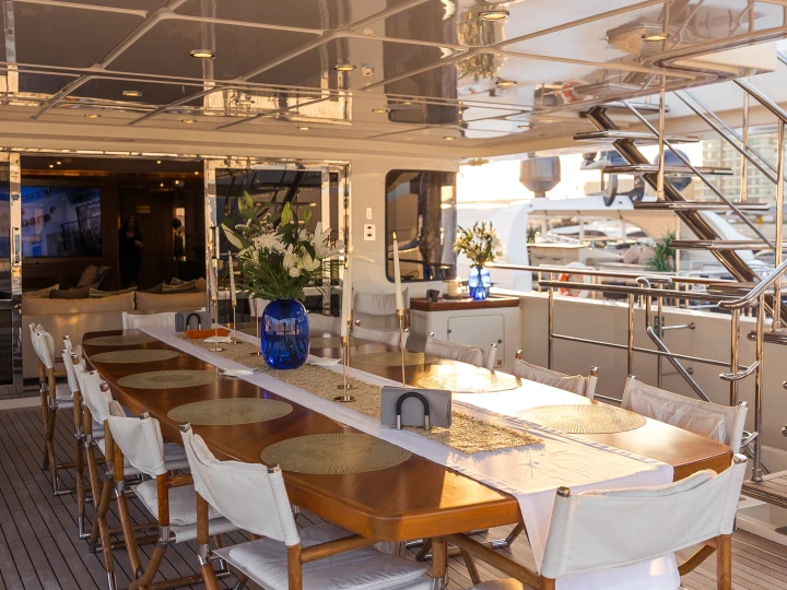 Pronájem lodi Dubai Marina lákavé ceny Luxury Motor Yacht B