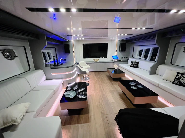 Pronajmout si  Luxury Motor Yacht X32 v Dubai Marina