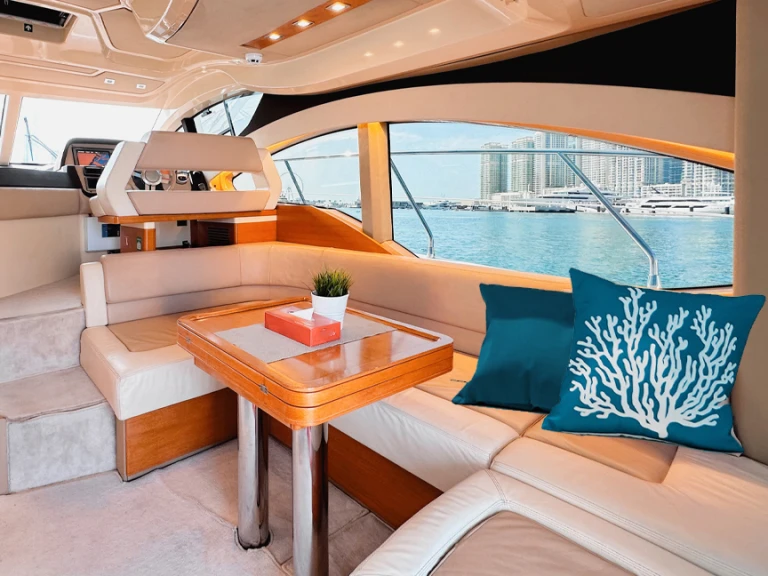 Pronájem lodi Dubai Marina lákavé ceny Azimut 50 X33