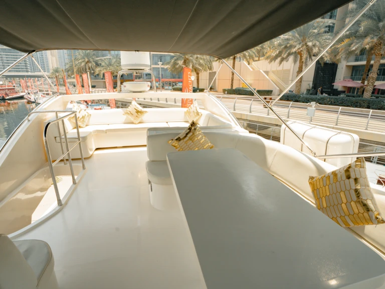 Pronajmout Jachta se skipperem či ne  v Dubai Marina