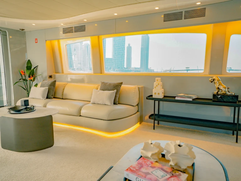Pronajmout si  Luxury Motor Yacht X12 v Dubai Marina