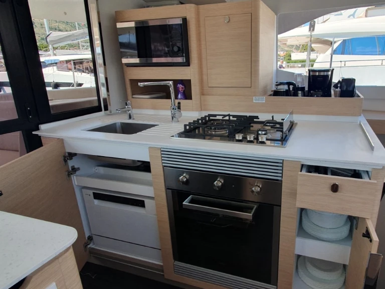 Pronajmout si Fountaine Pajot FP 44 v Donji Seget