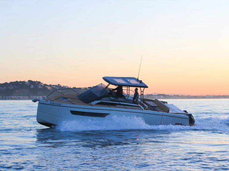 Pronajmout si  Nuva M11 Cabin v Sitges