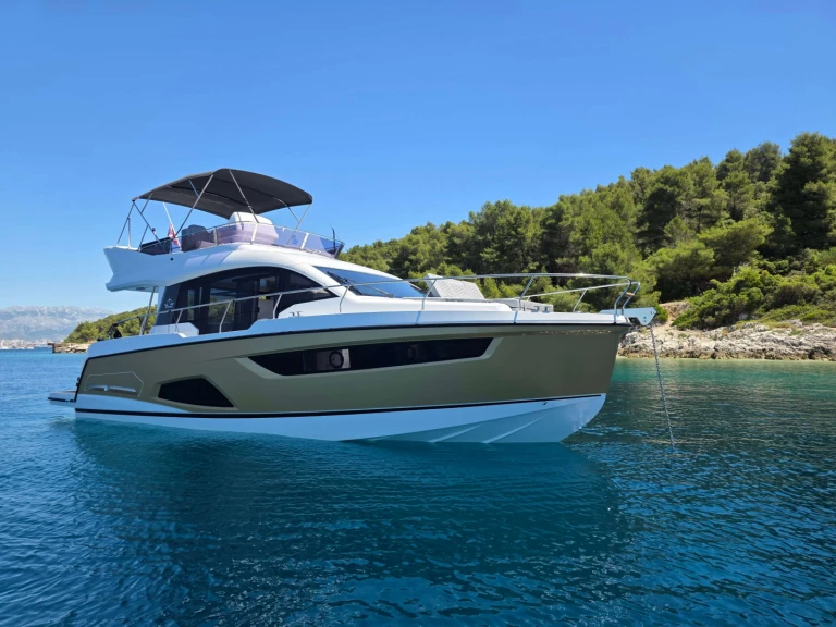 Pronajmout Jachta se skipperem či ne Sealine v Kaštela